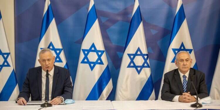 נתניהו וגנץ. צילום: EPA הכלכלה קורסת, והקברניטים טומנים את הראש בחול