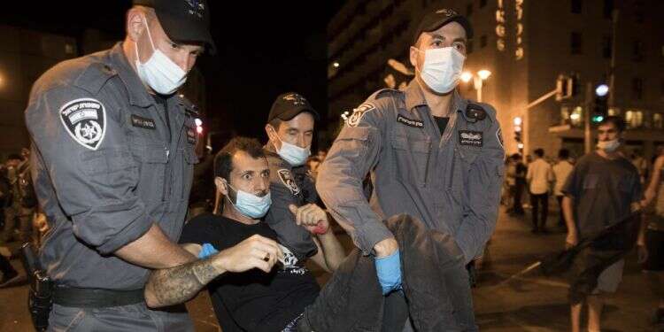 שוטרים מפנים מפגין בהפגנה מול בלפור. צילום: EPA כך תחזיר המשטרה את האמון בה