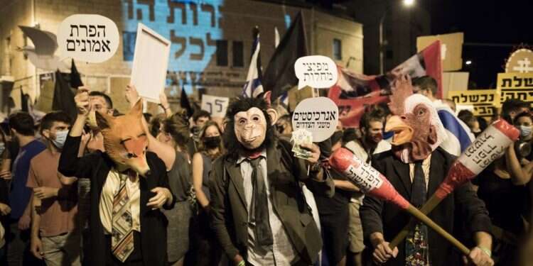 מפגינים סמוך לבית ראש הממשלה, במוצאי השבת שעברה. צילום: אי. פי. איי הפגנות שמאל, אבל לא רק נגד ביבי