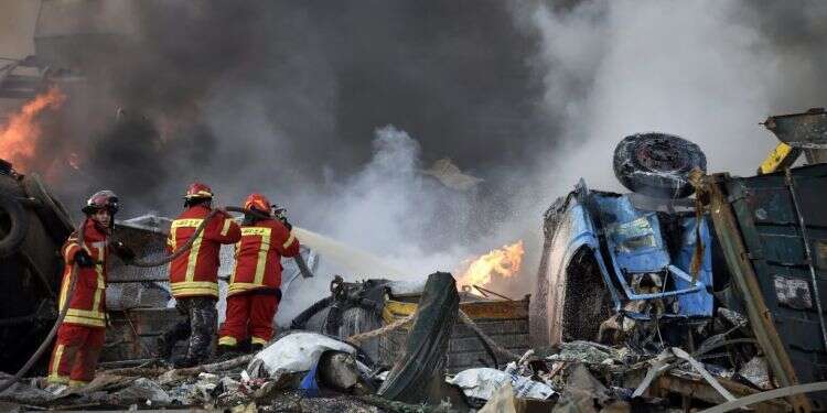 האזרחים הם קורבנות של הפיצוץ ושל הרוצחים המשתמשים בהם כמגן אנושי. כבאים בנמל ביירות, השבוע. צילום: EPA הגבול לתסמונת השטוקהולם הישראלית צריך לעבור בביירות