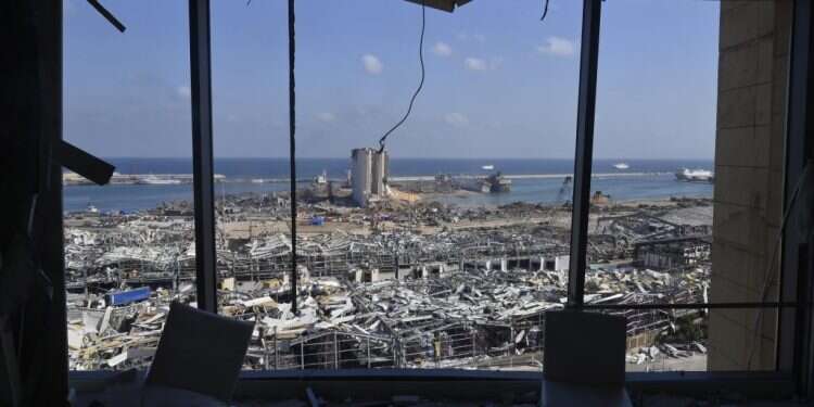 הנמל החרב והממגורה ההרוסה. צילום: AFP חבית חומר הנפץ שהתפוצצה בביירות הייתה מוכרת היטב לשלטונות