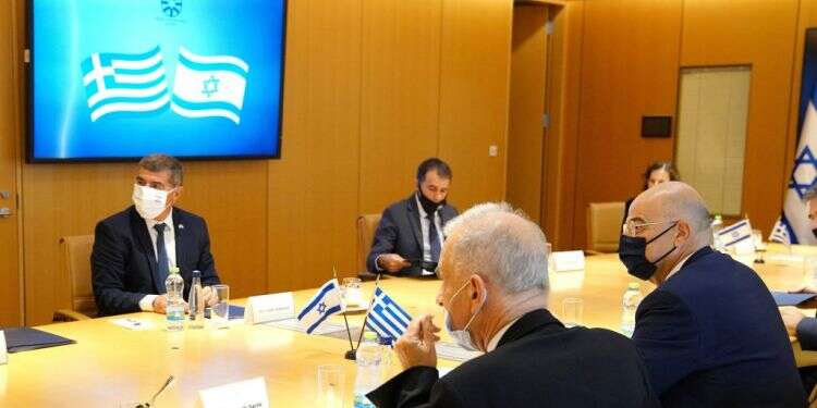 שר החוץ גבי אשכנזי וניקוס דנדיאס שר החוץ היווני. צילום: EPA ללא חובת בידוד: התיירות מישראל ליוון צפויה להתחדש