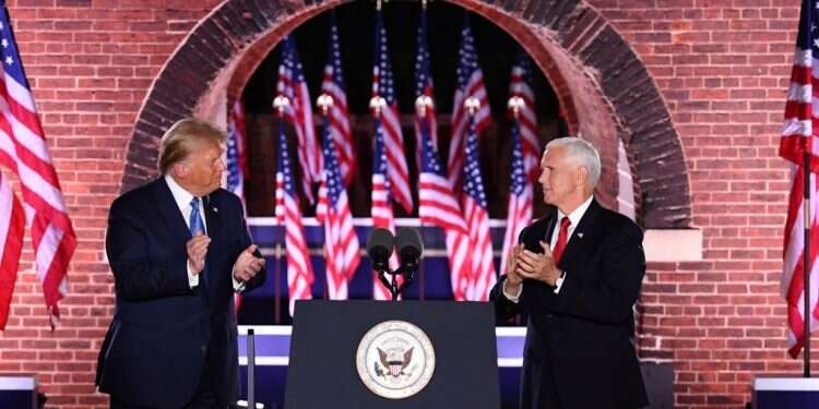 הנשיא טראמפ וסגנו פנס בוועידה הרפובליקנית. צילום: EPA