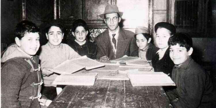 חכמי הקהילות מחו על עיסוק לא מספק במקרא ועל הנזקים החינוכיים שבמצב זה. המורה מישל כהן ותלמידיו בבית הספר פריחה בימי רדיפה: כך צמחו גדולי התורה בקהילות ספרד