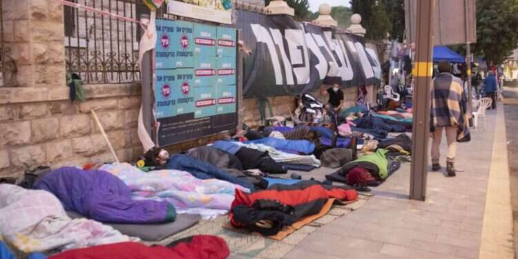 שינה בציבור. 05:39 בבוקר על המדרכה ליד טרה סנטה מה קורה במאהל בלפור אחרי שההפגנות מתפזרות?