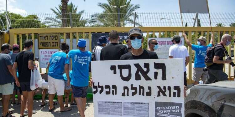 הפגנה בשער קיבוץ ניר־דוד, לפני כשבועיים. צילום: גיל אליהו, ג'יני התיקון של בית שאן לא עובר בנחל האסי