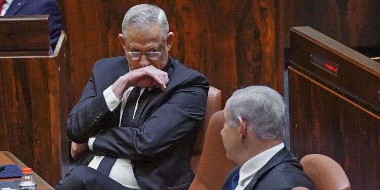 נתניהו וגנץ. צילום: AFP שועטים לבחירות: כחול לבן מחזירה את מלכוד התקציב