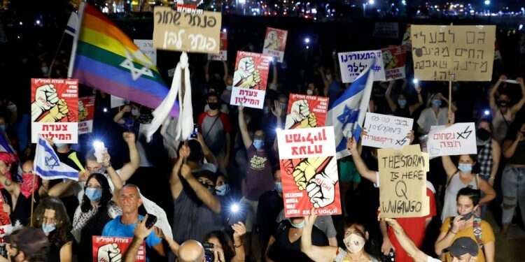 הפגנה בתל אביב. צילום: AFP החשודים בתקיפת מפגינים בתל אביב שוחררו למעצר בית