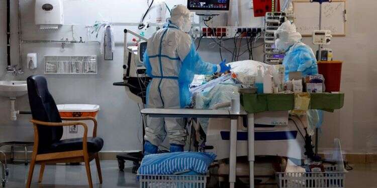 מחלקת קורונה בשיבא. צילום: AFP למרות הלחץ: הבידוד לנחשפים לחולי קורונה לא יקוצר