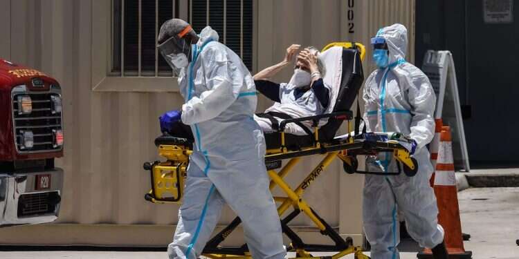 פינוי חולת קורונה בבית חולים בפלורידה. צילום: AFP מחיר הקורונה: עלייה חדה במקרי התמותה בארה"ב