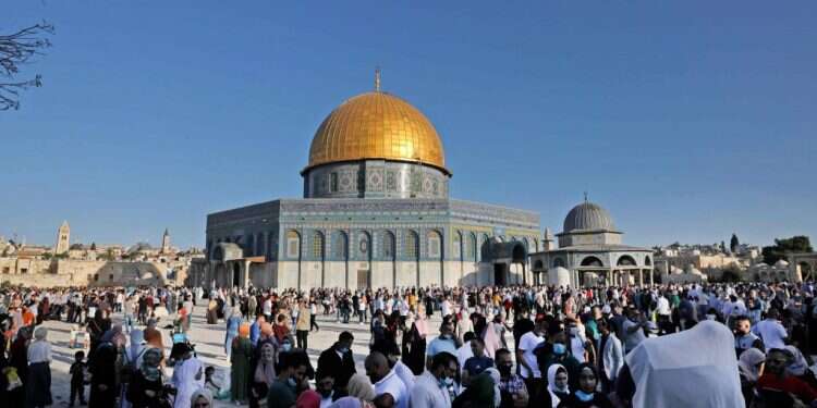 תפילת המוסלמים ההמונית בהר הבית, לפני כשבוע. צילום: AFP למרות הקורונה: עשרות אלפי מוסלמים הורשו להתפלל בהר