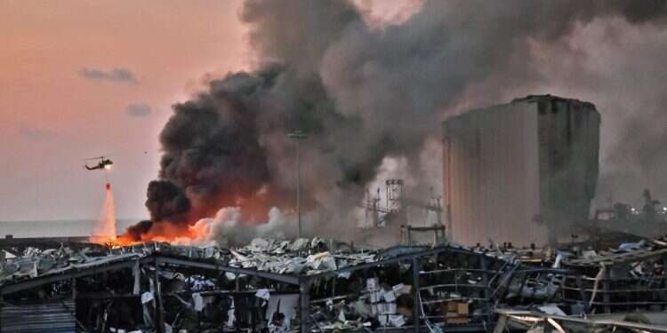 נקודת הפיצוץ בנמל ביירות. צילום: AFP לקראת תקיפה ישראלית? חברות תעופה מבטלות טיסות לביירות