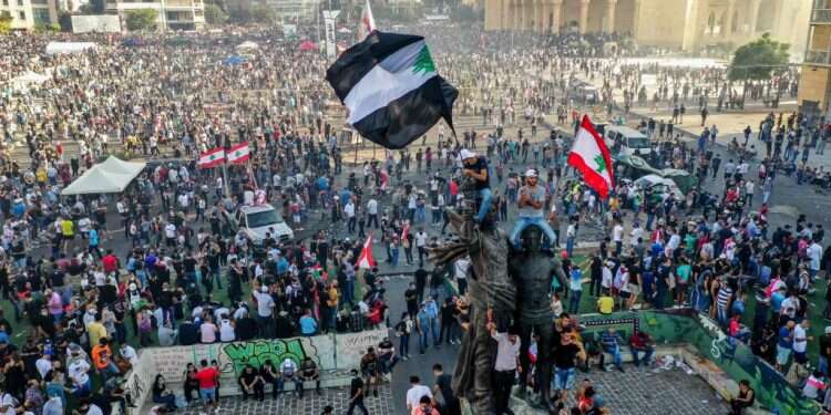 מחאה בלבנון נגד הממשל. הגז מישראל יעזור?. צילום: AFP מהומות בלבנון: "נסראללה שטן, כלב איראני וכלבלב היהודים"