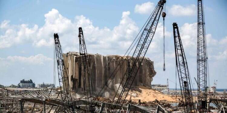 זירת האסון בנמל ביירות. צילום: AFP הפיצוץ בביירות: האם חיזבאללה אחראי למחדל?