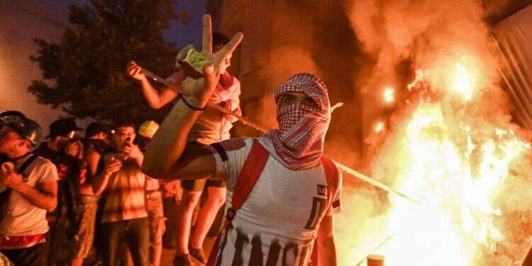 מפגינים בביירות בעקבות האסון. צילום: AFP דרישה למנהיגות חדשה: הפיצוץ ששבר את אזרחי לבנון