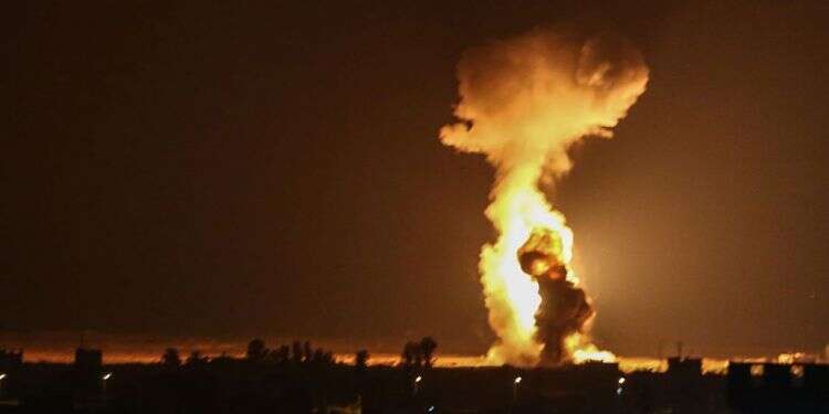 חיל האוויר תוקף ברצועת עזה. צילום: AFP בעבור חופן דולרים: כך נשחקה ההרתעה הישראלית בדרום