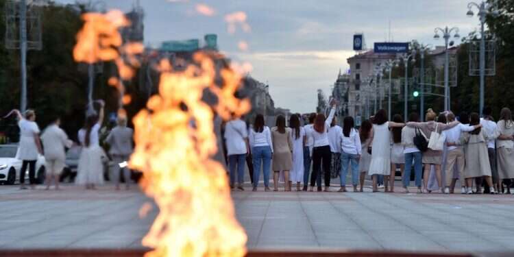 מפגינים במינסק. צילום: AFP "הדיקטטור האחרון באירופה" לא הולך לשום מקום