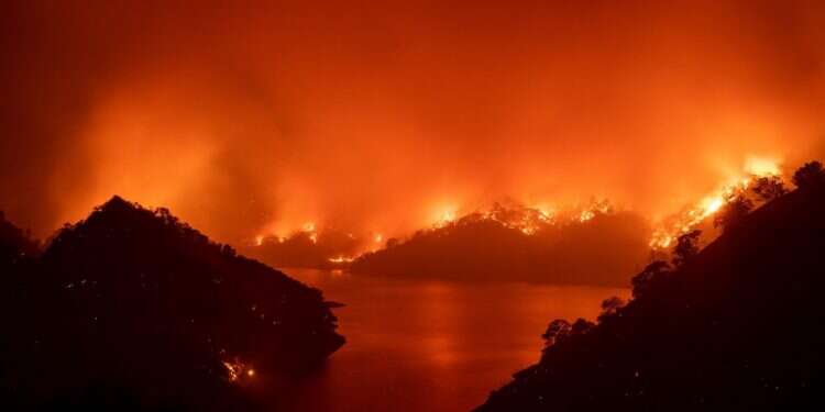 שריפה מסביב לאגם בריסה בקליפורניה. צילום: AFP