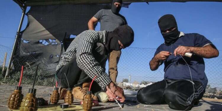 הכנת בלוני טרור בעזה. צילום: AFP סבב הלחימה בדרום עשוי להיגמר לפני שהוא מתחיל