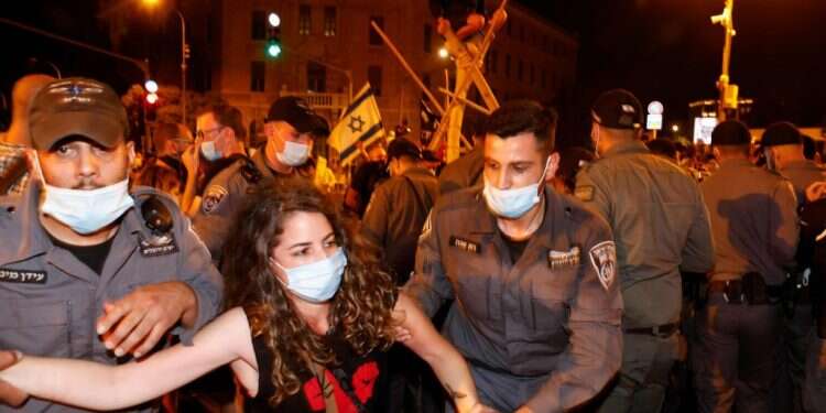 מעצרים בהפגנות בבלפור. צילום: AFP שיר השבוע: הַסּוֹד שֶׁיָּבִיא הַסְדָּרָה