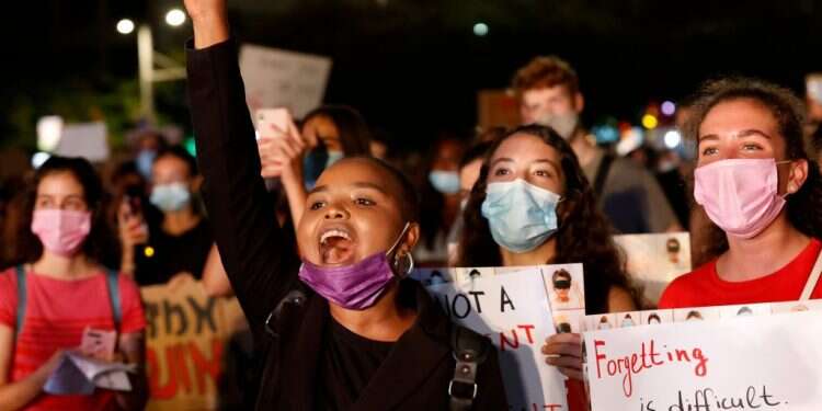 מחאה על אלימות נגד נשים. צילום: AFP הטיפול באונס באילת לא יכול להסתכם בהבאת המעורבים למשפט