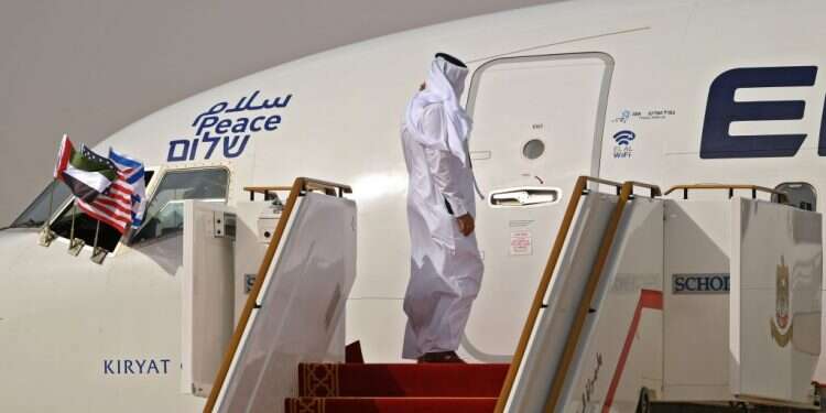 מממשים את ההסכם: המשלחת הישראלית נחתה באבו דאבי
