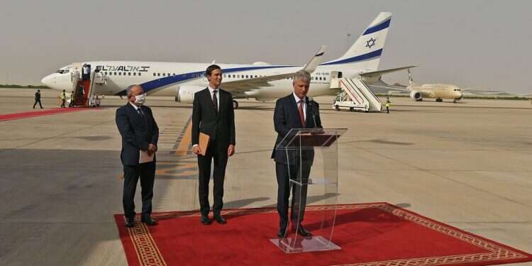 מממשים את ההסכם: המשלחת הישראלית נחתה באבו דאבי