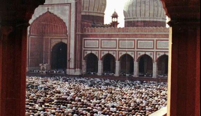 מסמר בארונה של הודו החילונית. מוסלמים בדלהי מתפללים לשיקום המסגד שהוחרב. צילום: AP  האם אלוהים הפך לימני?