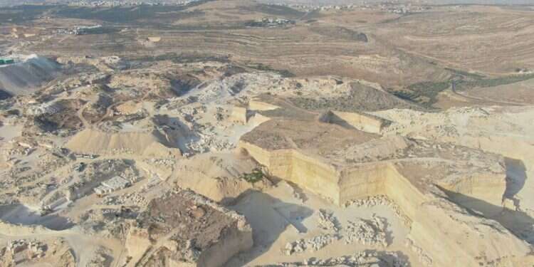 לפחות 878 דונמים בשטח C .מחצבת הענק סמוך למגדל־עוז. צילום: תנועת רגבים עתירה: מחצבה לא חוקית פועלת באין מפריע בכפר פג'אר