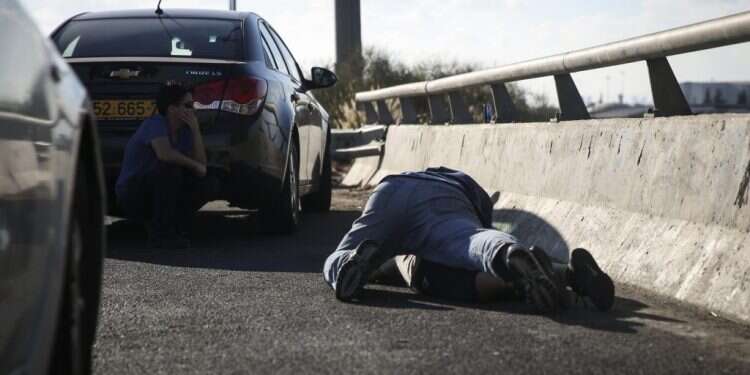 אזרחים במרכז הארץ תופסים מחסה בזמן ירי טילים מעזה. צילום: הדס פרוש, פלאש 90 הפצע לא נסגר: ההתנתקות הייתה אסון ביטחוני