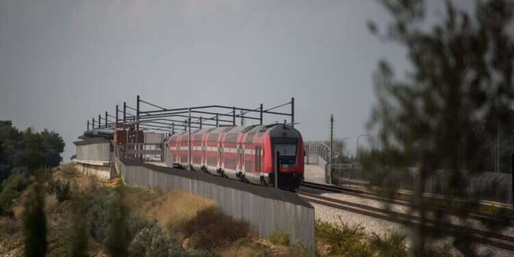 רכבת ישראל סמוך לכרמיאל. צילום: הדס פרוש, פלאש 90 הציבור הישראלי חייב לתת סיכוי לתחבורה הציבורית