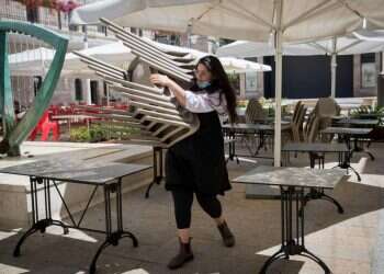 מענקי האבטלה הם תמריץ מצוין להישאר על הספה