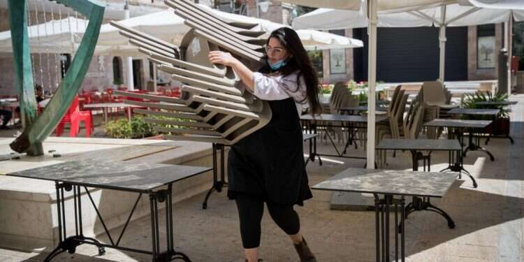 מענקי האבטלה הם תמריץ מצוין להישאר על הספה