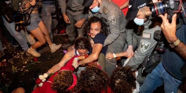 פוטו אזיקים: אזרח שמצלם שוטר עלול למצוא עצמו באבו־כביר