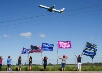האב, הבן והדגל הקדוש: הרוח האמריקנית שנושבת בשלטי הבחירות