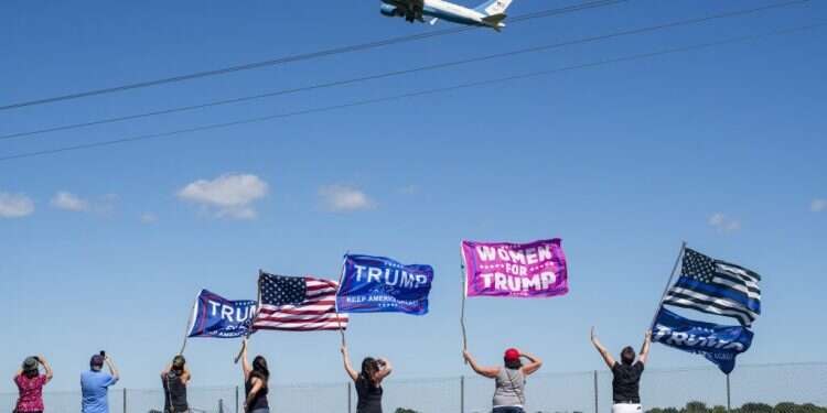 האב, הבן והדגל הקדוש: הרוח האמריקנית שנושבת בשלטי הבחירות