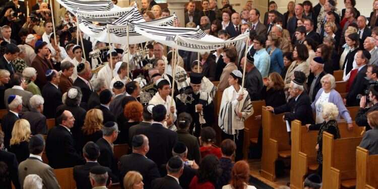 בית הכנסת הליברלי Rykestrasse בברלין. למצולמים אין קשר למאמר. צילום: גטי אימג'ס אין מקום לקונסרבטיבים ורפורמים בישראל