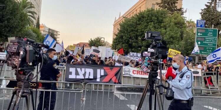 מפגינים נגד נתניהו בכיכר פריז בירושלים. צילום: אריאל שנבל רוח גבית: כך הפכה התקשורת לצד פעיל במחאת בלפור