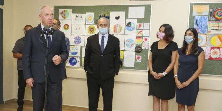 נתניהו ושר החינוך גלנט בביקור בבית ספר בירושלים. צילום: מארק ישראל סלם שיעורי בית: הקורונה היא הזדמנות לשינוי במערכת החינוך