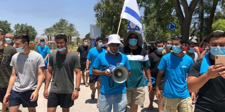 פעילים למען שחרור נחל האסי. צילום: אליהו רבן החוקרים שיחזירו לחיים את האדם הקדמון והממותה