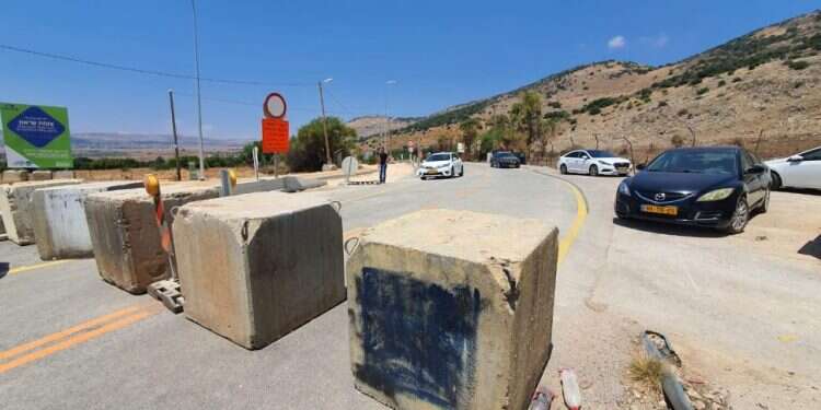 הבטונדות שהוצבו בכניסה לכביש הגישה "שבוע לא יצאתי מפה": שגרת החירום פוגעת בתושבי כפר רג'ר