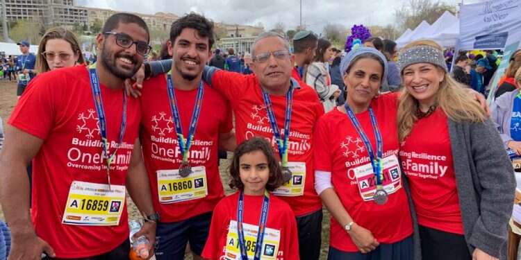 שנטל בלזברג עם משפחת יפרח. צילום: יח "כדי שאף אחד לא ישקע": מייסדות ארגון "משפחה אחת" מספרות על העמותה