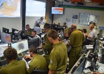 לילה בבור של פיקוד דרום וחיל האוויר. צילום: דוברות חיל האוויר כך נראית תקיפה בעזה מתוך בור פיקוד של צה"ל