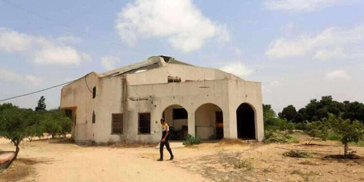 בית הכנסת ביישוב גדיד החרב, בסוף החודש שעבר. צילום: עבד רחים קטיב, פלאש 90 חבל ארץ פורח שהציונות גירשה את עצמה ממנו