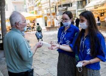 חניכי תנועות הנוער מחלקים מסכות בירושלים במבצע  תנועות הנוער מתגייסות לריפוי השסע החברתי