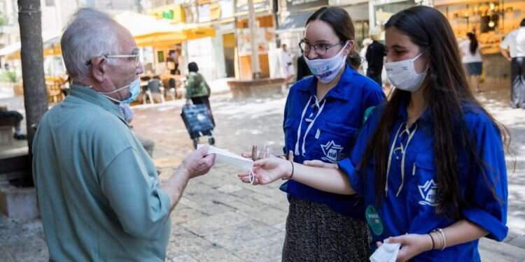 חניכי תנועות הנוער מחלקים מסכות בירושלים במבצע  תנועות הנוער מתגייסות לריפוי השסע החברתי