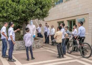 יאיר קראוס במלונית הקורונה בניר עציון. צילום: יוסי אלוני שיעורים, קיוסק ושידוכים: ברוכים הבאים למלון הקורונה החרדי