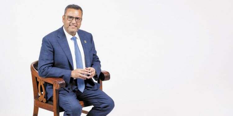 משה ליאון. צילום: אריק סולטן "אין שבת שאני מפספס מבט מהמרפסת המשקיפה על כל העיר העתיקה"