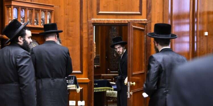 הדרמה בחצר סדיגורה: האלמנה נגד הרבי המנוח