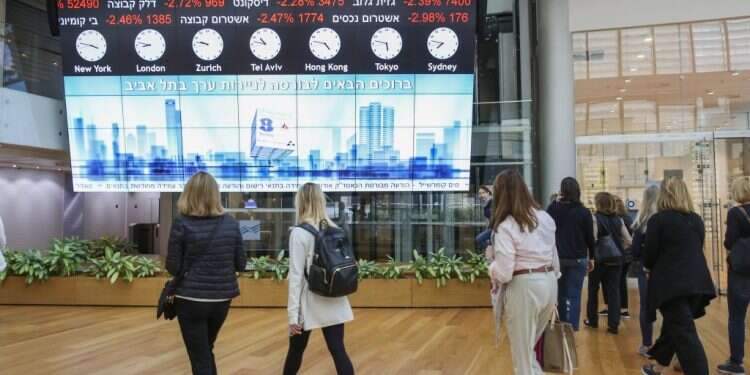 הבורסה לניירות ערך בתל אביב. צילום: יהושע יוסף משבר הקורונה הוא הזדמנות לבחון מי מנהל טוב את ההשקעות שלנו
